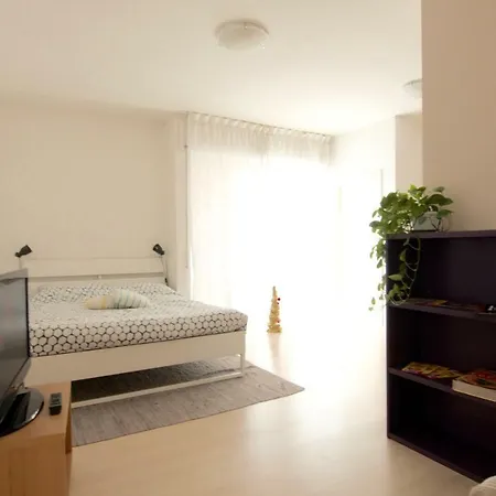Interno 77: Sunny With Fast Fiber Internet For Couples Apartment *